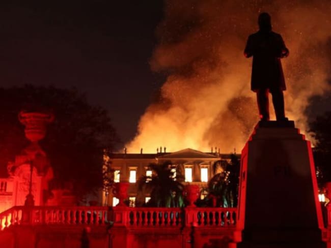 Incendio acaba con Museo Nacional de Río de Janeiro