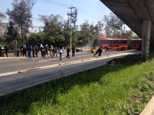 Bloquean encapuchados Insurgentes Sur