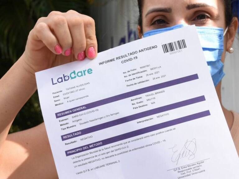 Piden prueba negativa de COVID-19 para viajar de México a EU