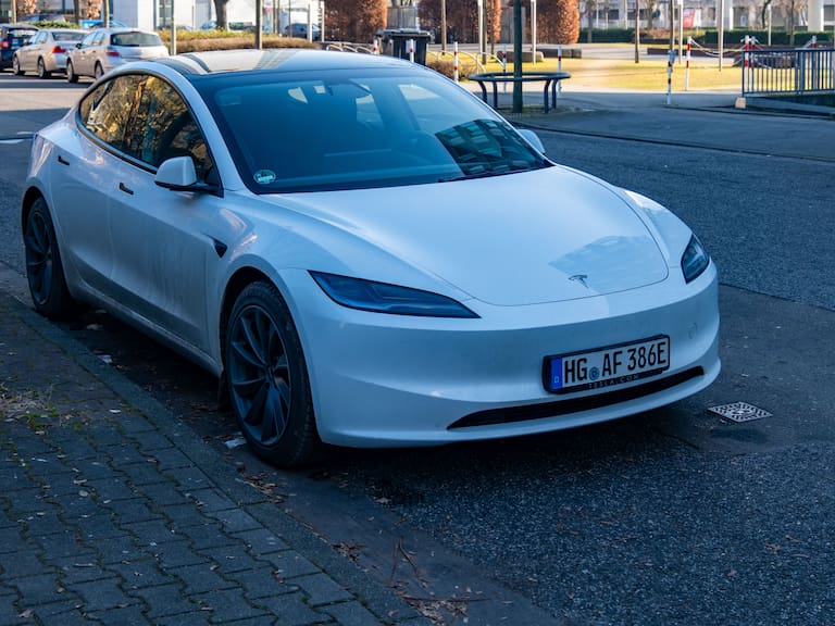 Mx - Tesla pone a circular sus taxis sin volante ni pedales en Estados Unidos.