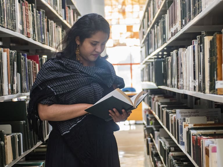 Nadia López García es licenciada en Pedagogía por la UNAM y cuenta con especializaciones en política educativa y educación intercultural