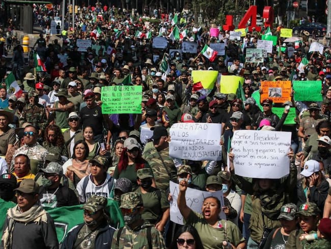 Realizan marcha a favor de los militares en CDMX