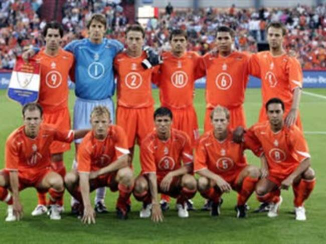 Sin mostrar su mejor futbol, Holanda vence 2-0 a Dinamarca