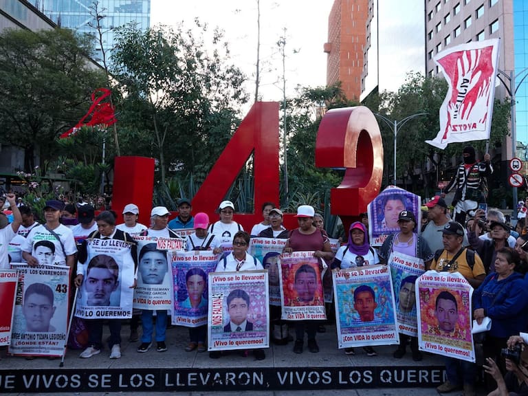 Padres de los 43 estudiantes desparecidos de Ayotzinapa exigen reunión con López Obrador, o habrá boicot a elecciones