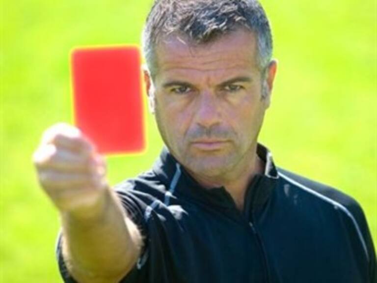 Abre la FIFA procedimiento disciplinario contra árbitros