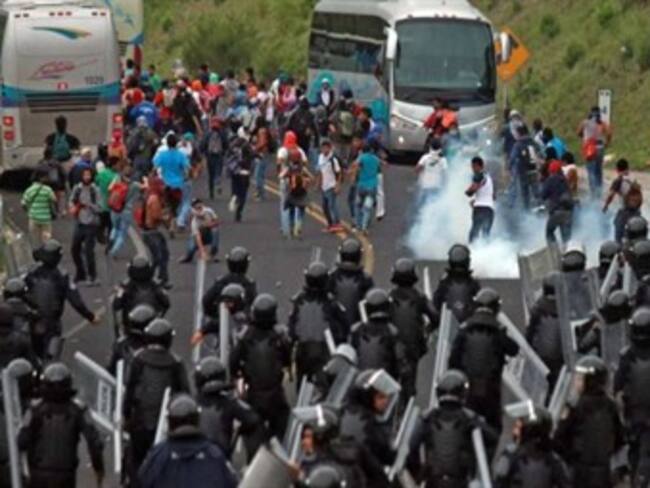 Se enfrentan normalistas de Ayotzinapa contra policías en Chilpancingo. "Así las Cosas" del 12 de noviembre