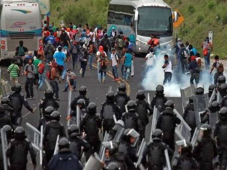 Se enfrentan normalistas de Ayotzinapa contra policías en Chilpancingo. "Así las Cosas" del 12 de noviembre