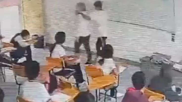 Estudiante de secundaria apuñala a su maestra en escuela de Coahuila |VIDEO