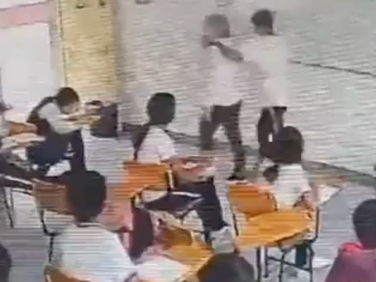 Estudiante de secundaria apuñala a su maestra en escuela de Coahuila |VIDEO