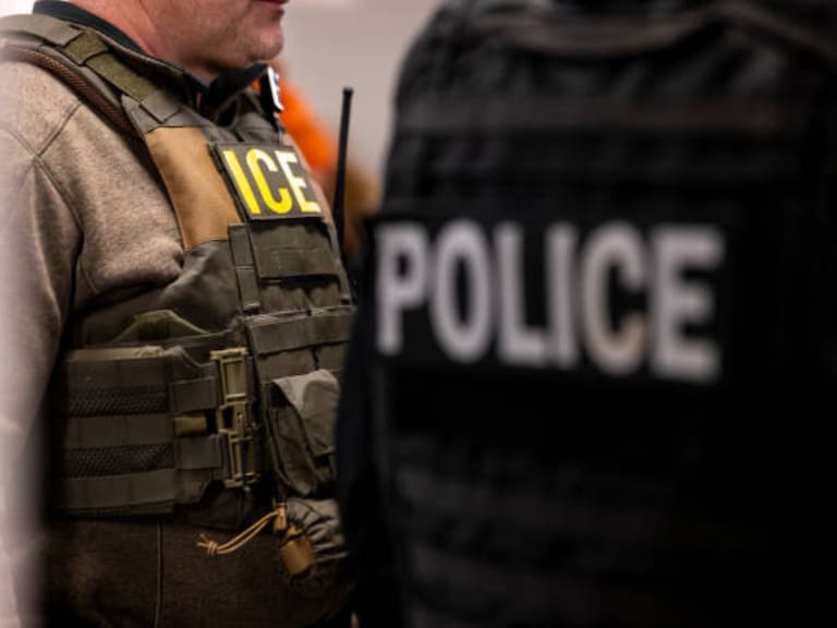 El ICE forma parte del Departamento de Seguridad Nacional (DHS), el cual reporta a la secretaria de Seguridad Nacional, Kristi Noem