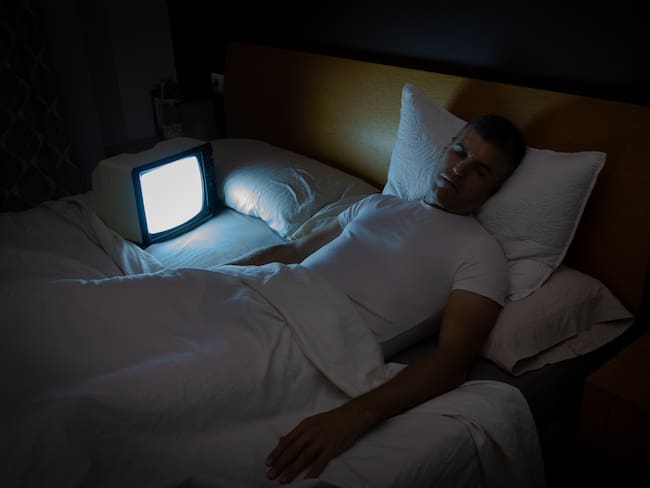 ¿Qué tan malo es dormir con la televisión prendida?