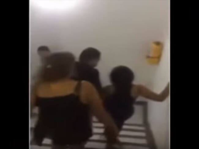 Se fue de fiesta sin permiso y sus papás la sacaron a cinturonazos