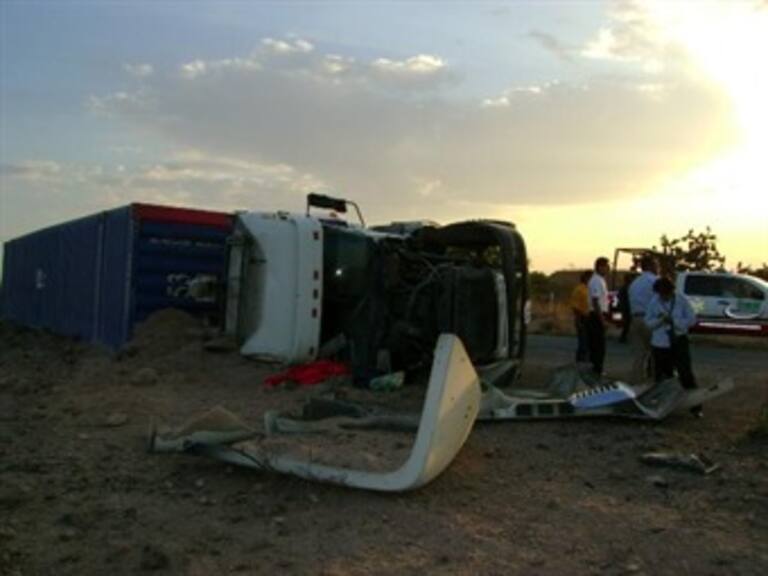 Caos vial en la México-Toluca por volcadura de tráiler