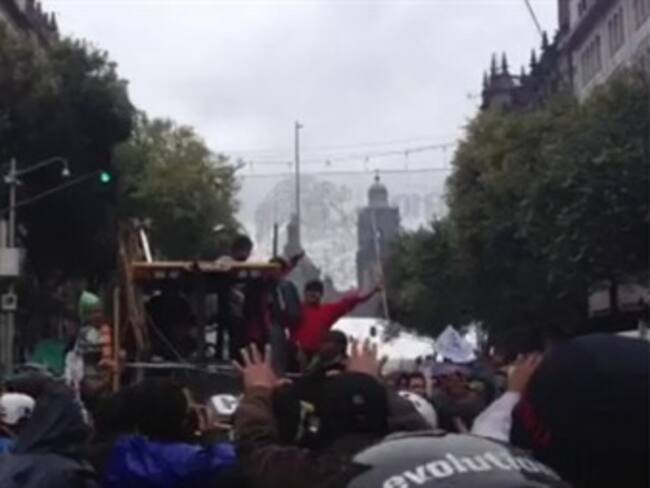 Abandonan maestros el Zócalo para evitar enfrentamiento con la policía