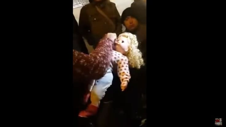 [Video] Muñeca habla y mueve la cabeza sin baterías