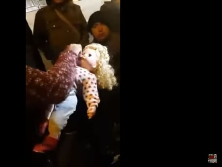 [Video] Muñeca habla y mueve la cabeza sin baterías