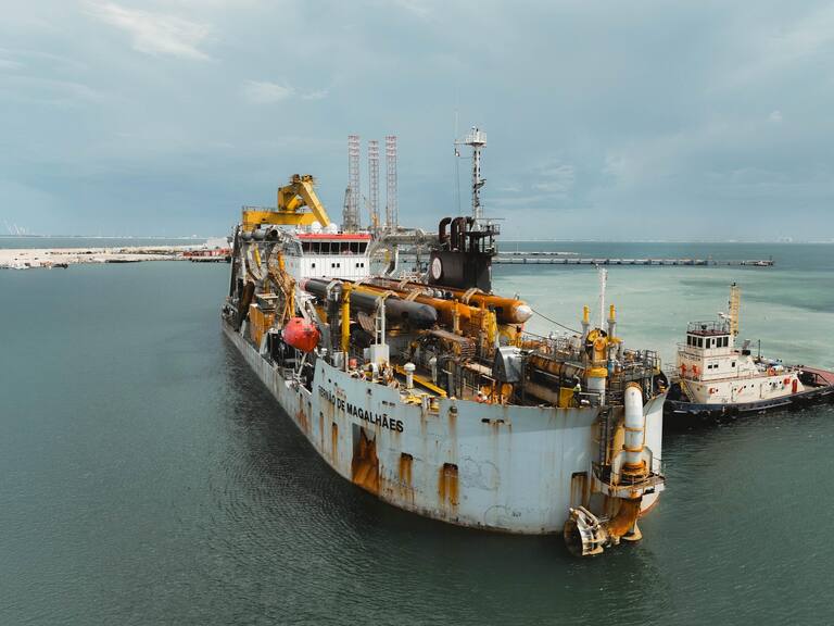 Draga de clase mundial ancla en Progreso para transformar puertos yucatecos