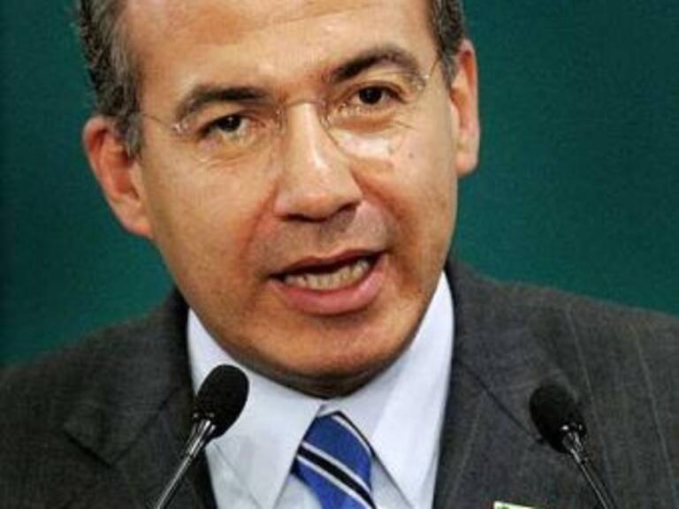 Condecora Calderón a personal de la Fuerza Aérea