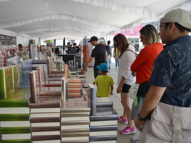 Remate de libros y películas en el Monumento a la Revolución