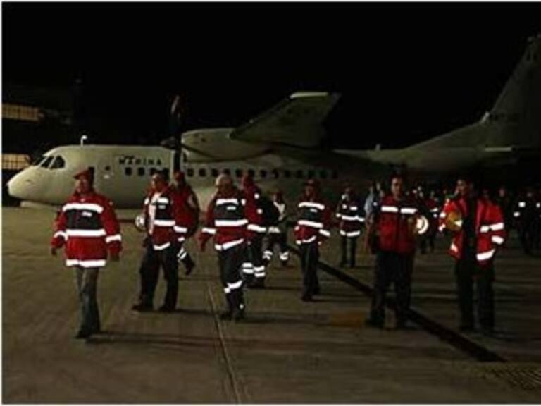 Regresan 39 rescatistas mexicanos de Haití