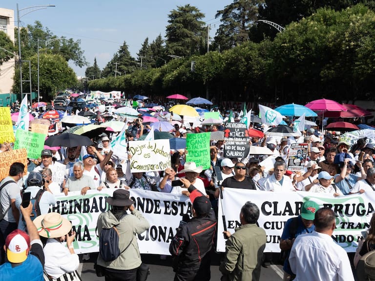 Jubilados y trabajadores activos del Instituto Mexicano del Seguro Social (IMSS) se manifiestan frente al Centro Médico Nacional Siglo XXI.