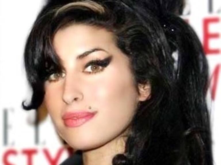 Confirma prueba forense que Amy Winehouse murió por exceso de alcohol