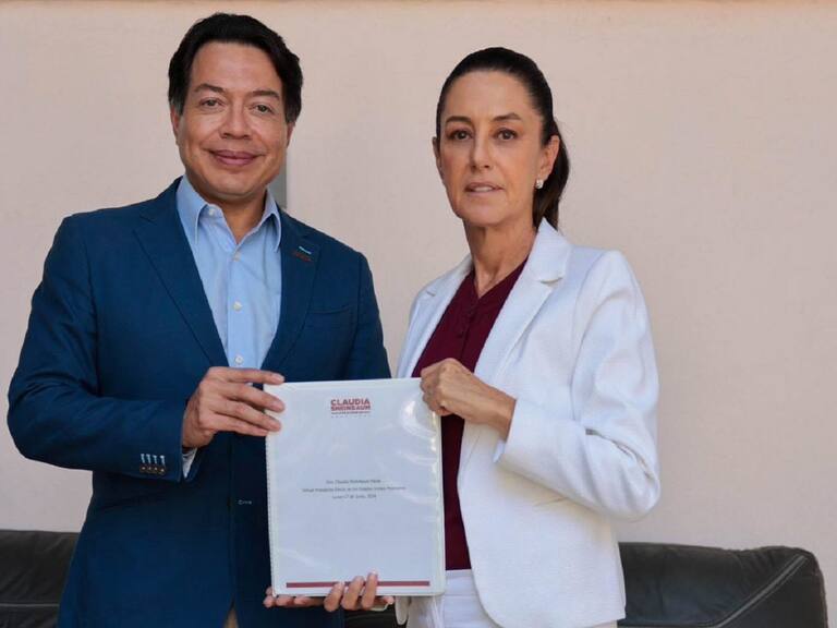 Mario Delgado, dirigente de Morena, le entrego los resultados de la encuesta sobre la Reforma al Poder Judicial a Claudia Sheinbaum, Presidenta Electa. FOTO: PRENSA CLAUDIA SHEINBAUM/CUARTOSCURO.COM