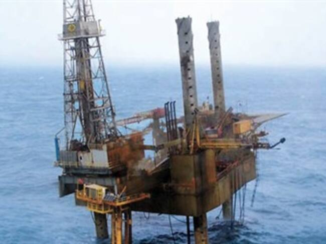 Firma Pemex contrato para explorar aguas profundas