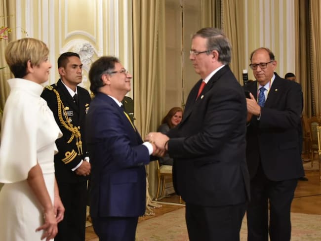 Ebrard desea éxito a Gustavo Petro como nuevo presidente de Colombia