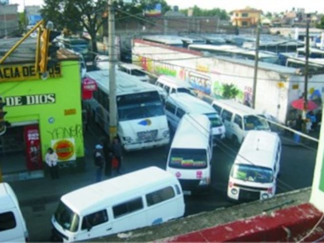 Realizan transportistas paro y bloqueo en la carretera México-Texcoco