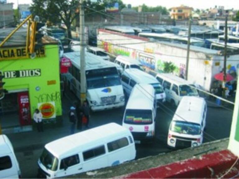 Realizan transportistas paro y bloqueo en la carretera México-Texcoco