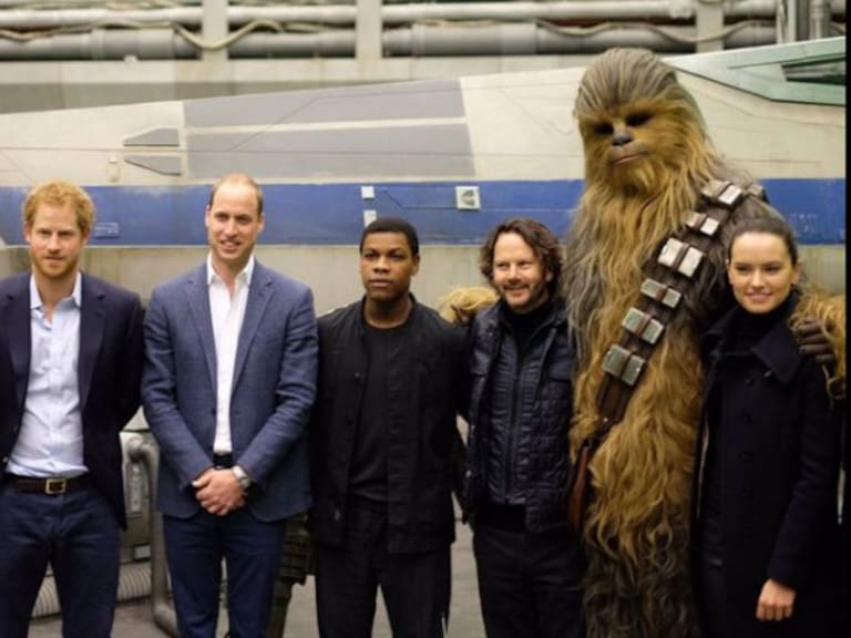 Los príncipes William y Harry visitaron el set de Star Wars