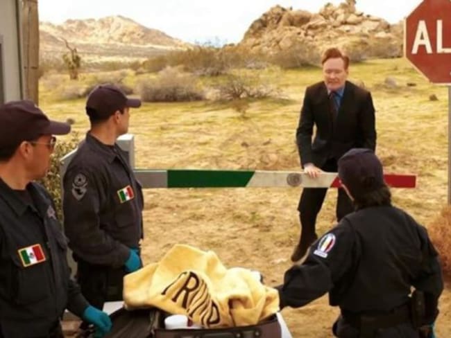 Conan O’Brien bromea con la policía fronteriza para cruzar a México