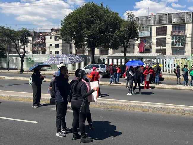 Protesta de trabajadores del SAT por segundo día: bloquean Viaducto Río de la Piedad