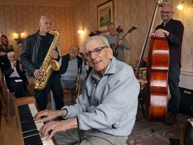 Hombre de 95 años con demencia severa recobra su pasión
