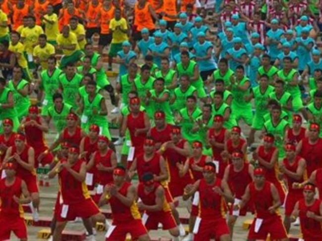 Presos se quitan las cadenas bailando. Iván Perales, corresponsal en Perú