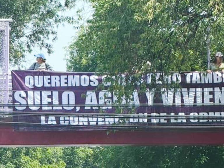 Integrantes de la Convención de la CDMX colocaron mantas con exigencias de agua y vivienda sobre todos los puentes del tramo de la caseta de peaje de Tlalpan hasta el Zócalo capitalino.
