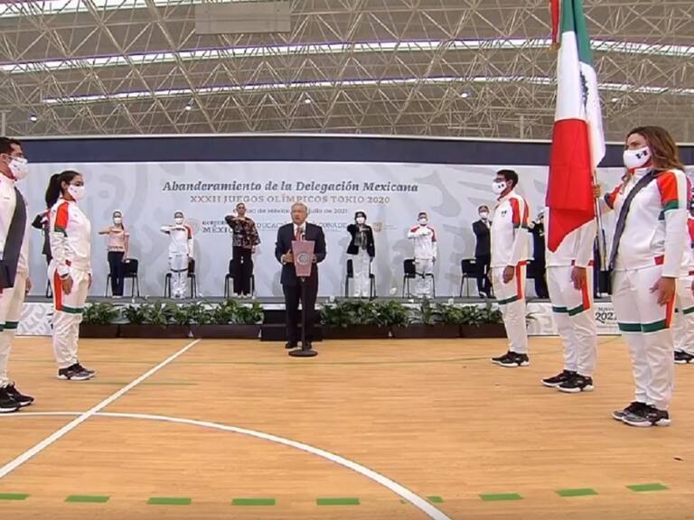 Abandera AMLO a delegación mexicana que va a los Juegos de Tokio