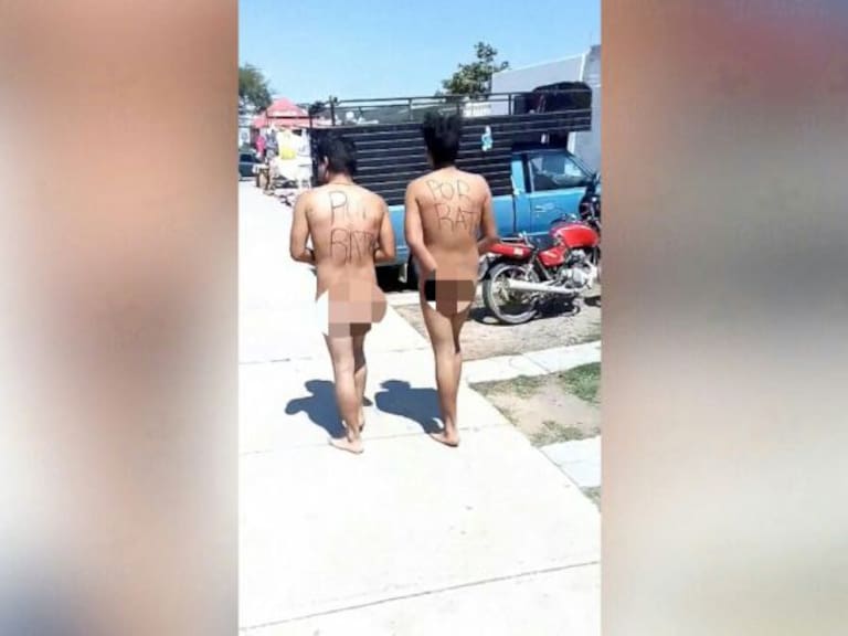 Vecinos de Tlajomulco obligan a caminar desnudos a supuestos rateros