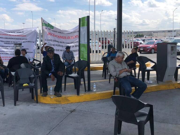 Ejidatarios de El Zapote toman el estacionamiento del Aeropuerto