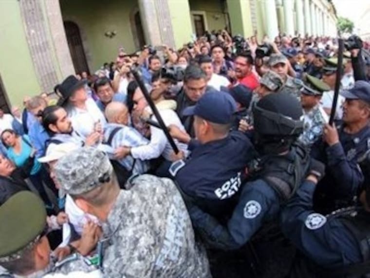 Desalojan protesta de pensionados que exigían pago de aguinaldo en Veracruz