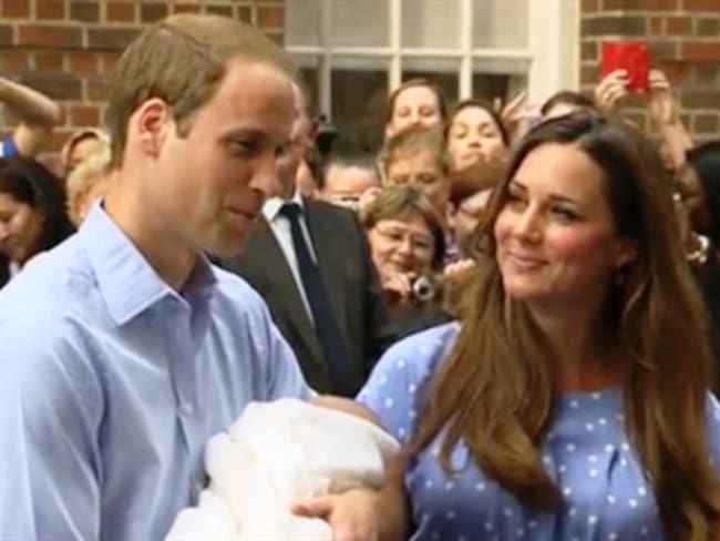 Salen del hospital duques de Cambridge con su primogénito