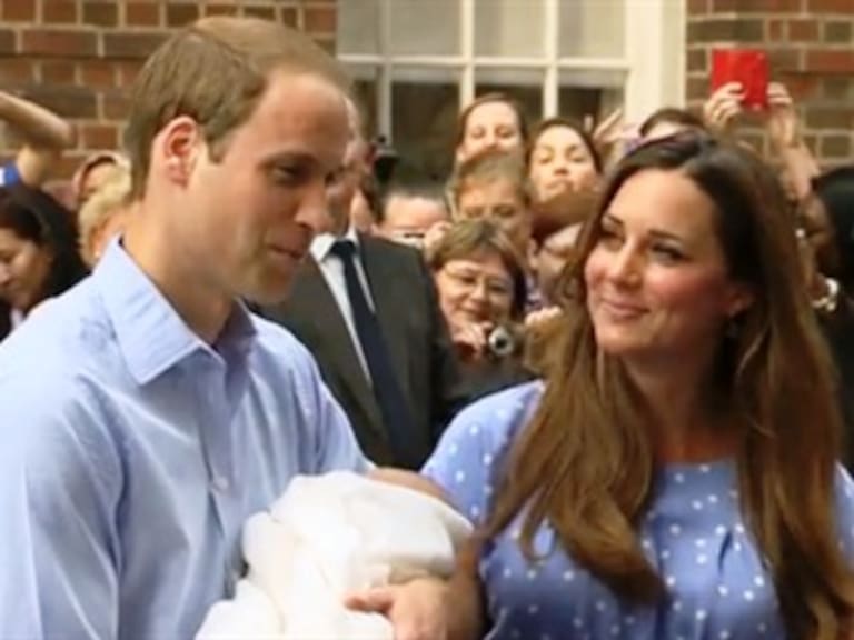 Salen del hospital duques de Cambridge con su primogénito