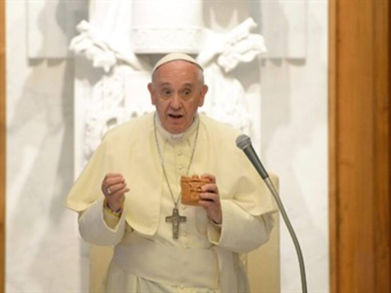 Critica el Papa matrimonios que prefieren no tener hijos