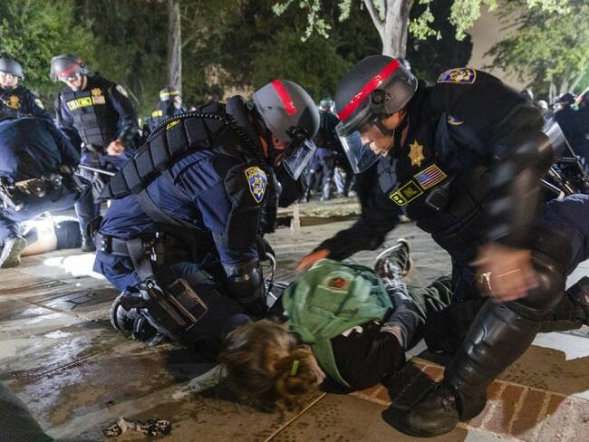 UCLA: desalojo policiaco de manifestantes propalestinos deja 132 detenidos