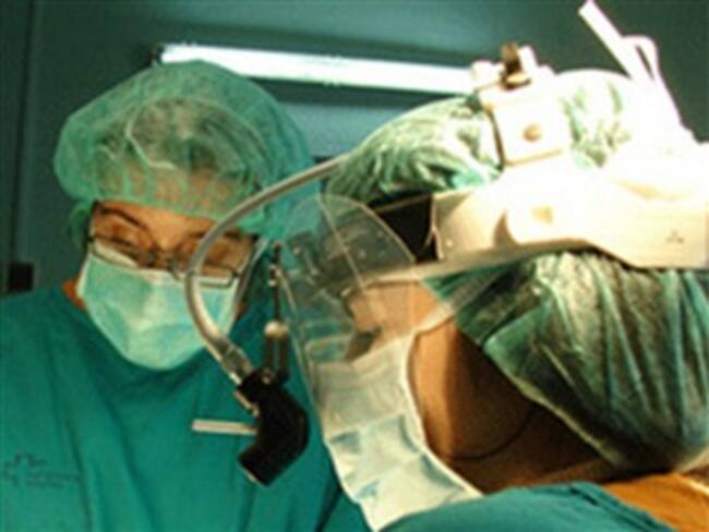 Realizan primer transplante de manos y rostro en Francia