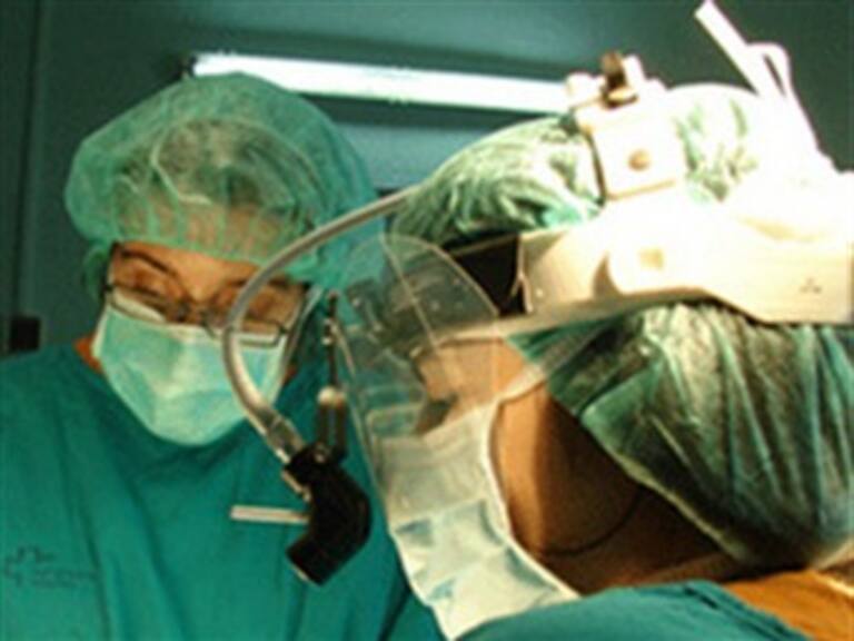 Realizan primer transplante de manos y rostro en Francia