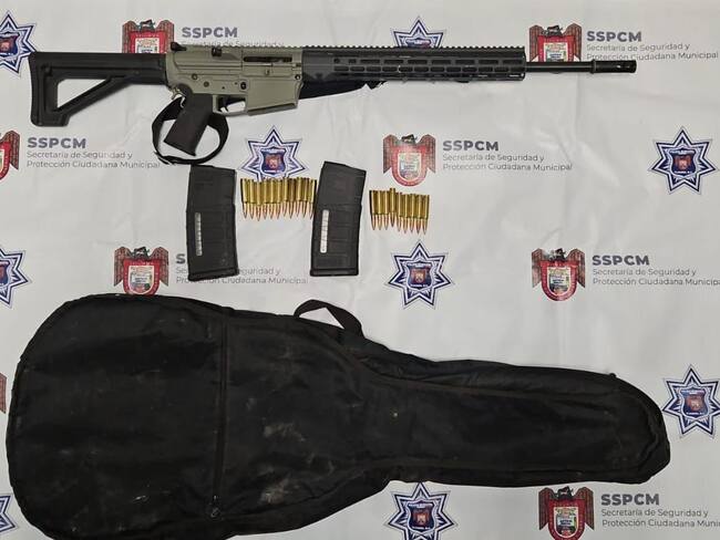 ¡Al estilo del mariachi! falso músico llevaba fusil en estuche de guitarra