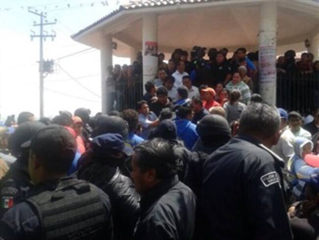 Rescata policía a presuntos delincuentes que amenazaban con linchar en Naucalpan