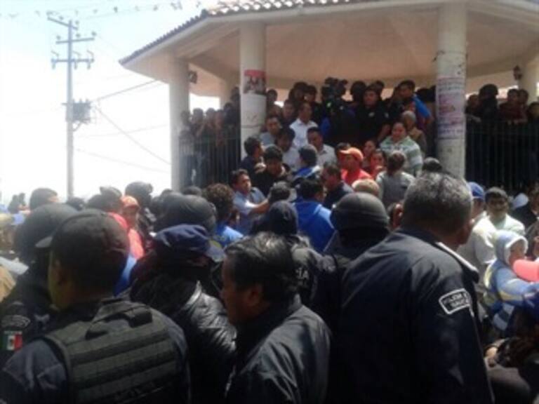 Rescata policía a presuntos delincuentes que amenazaban con linchar en Naucalpan